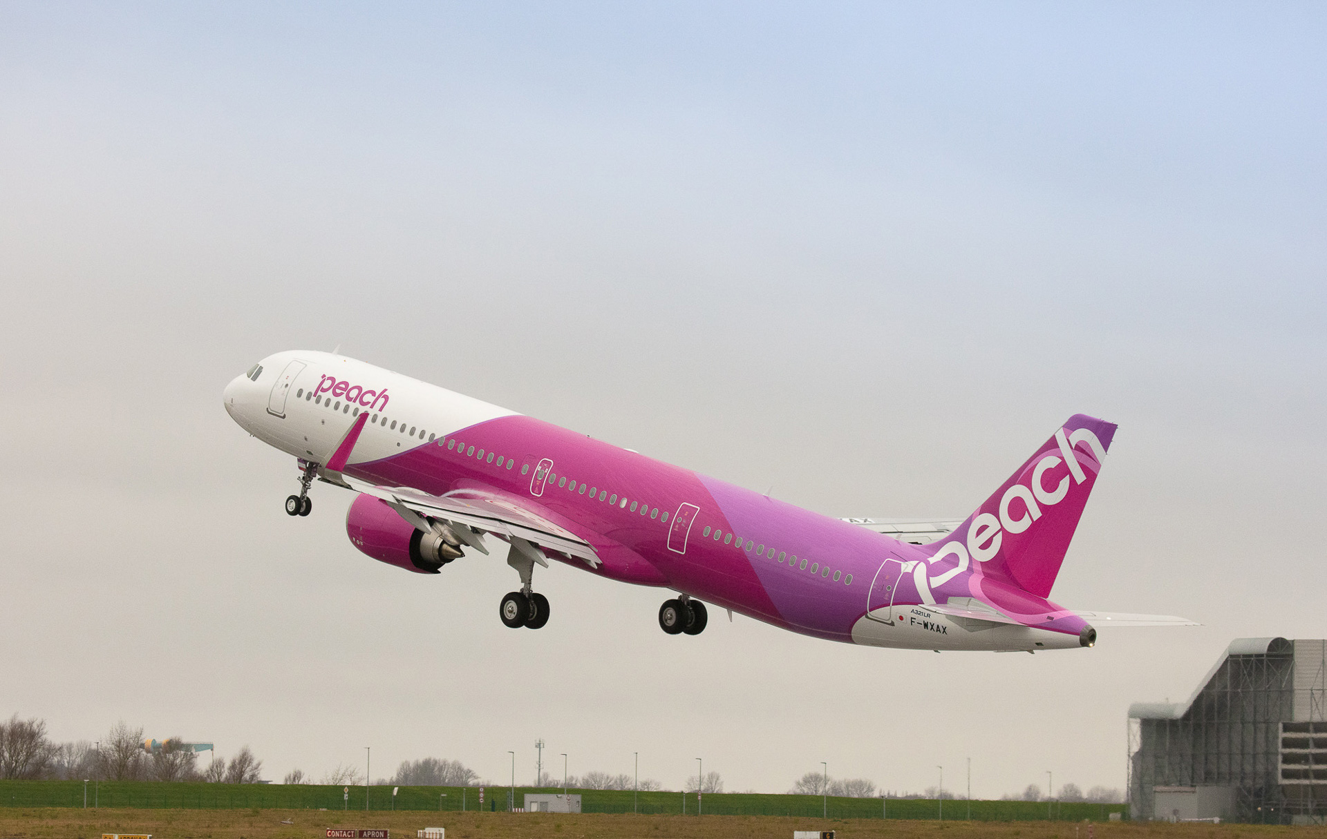 ピーチの中長距離機エアバス A321LR、関空に到着。1月18日初便