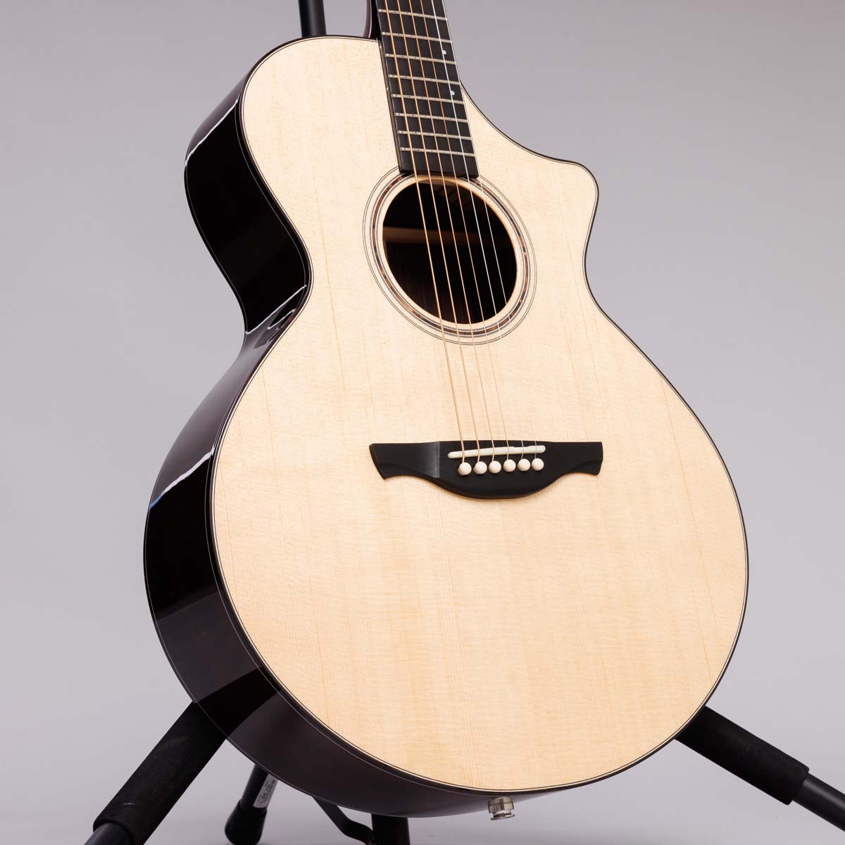 島村楽器のHISTORYより、若手シンガー・ソングライターのasmiの