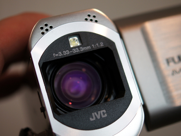 ASCII.jp：F1.2の明るいレンズを搭載したビクター「Everio」新モデル