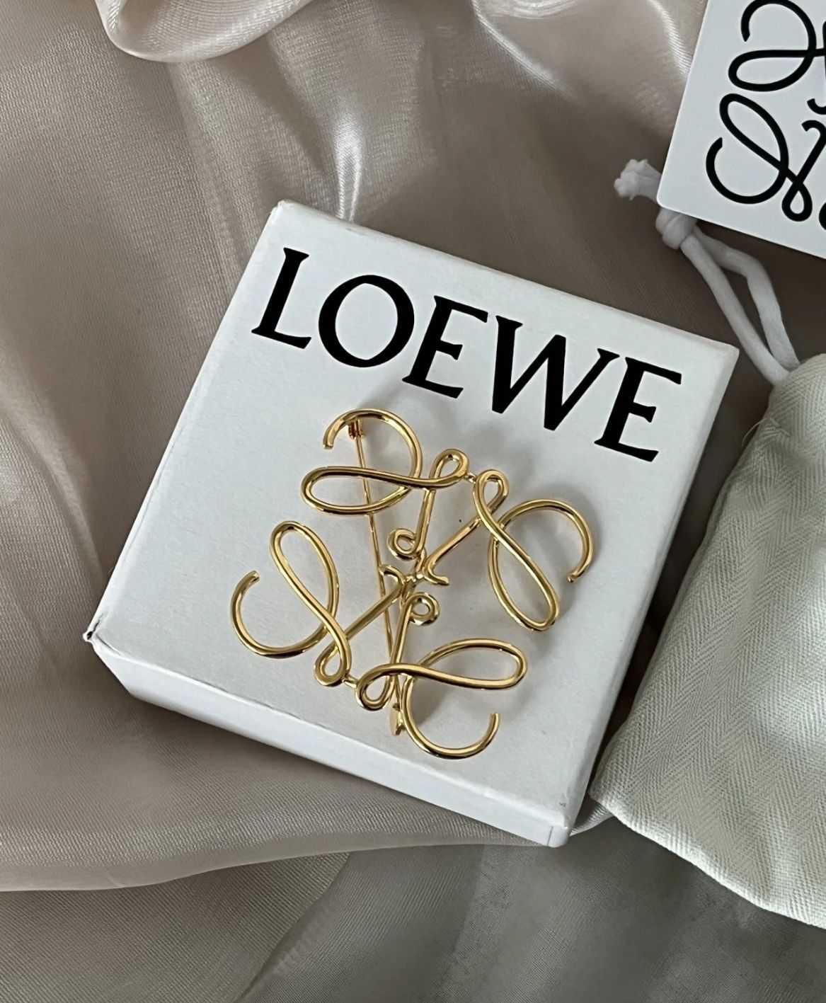 エレガント LOEWE ロエベ アナグラム ブローチ (メタル) (LOEWE