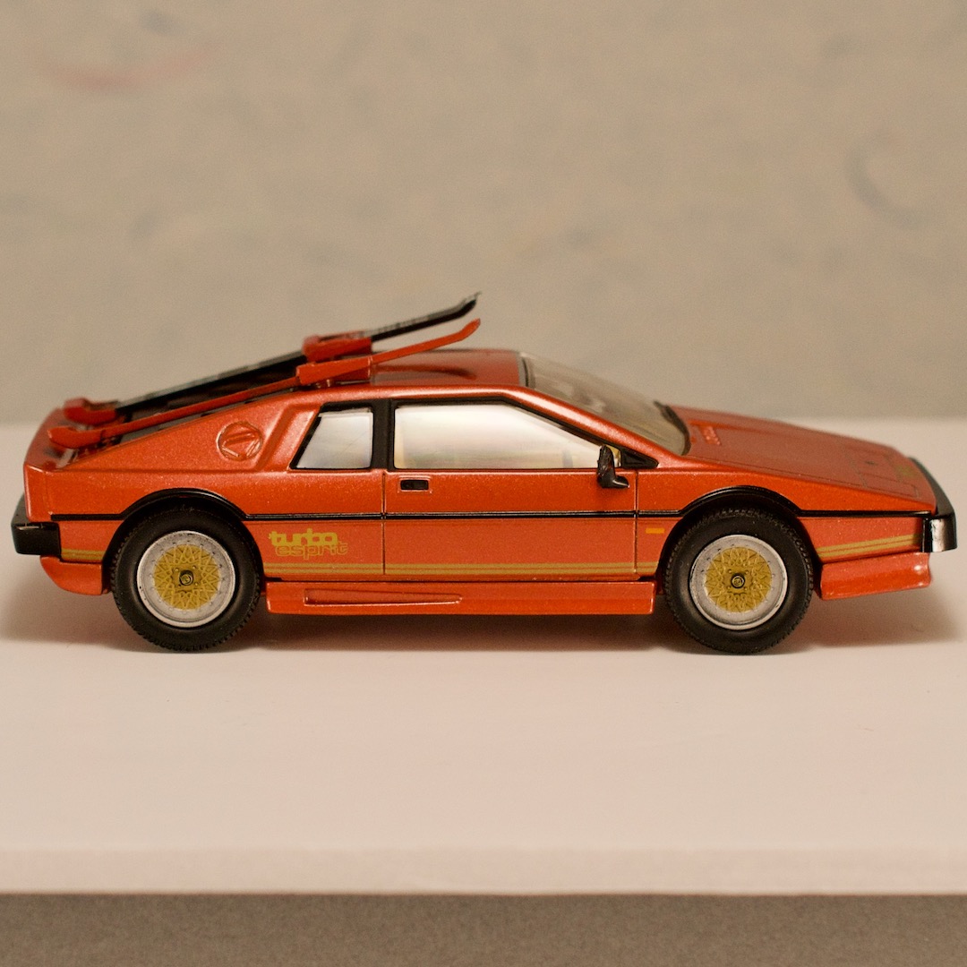 ミニカー コーギー（Corgi）007 James Bond Lotus Esprit Turbo 1/36