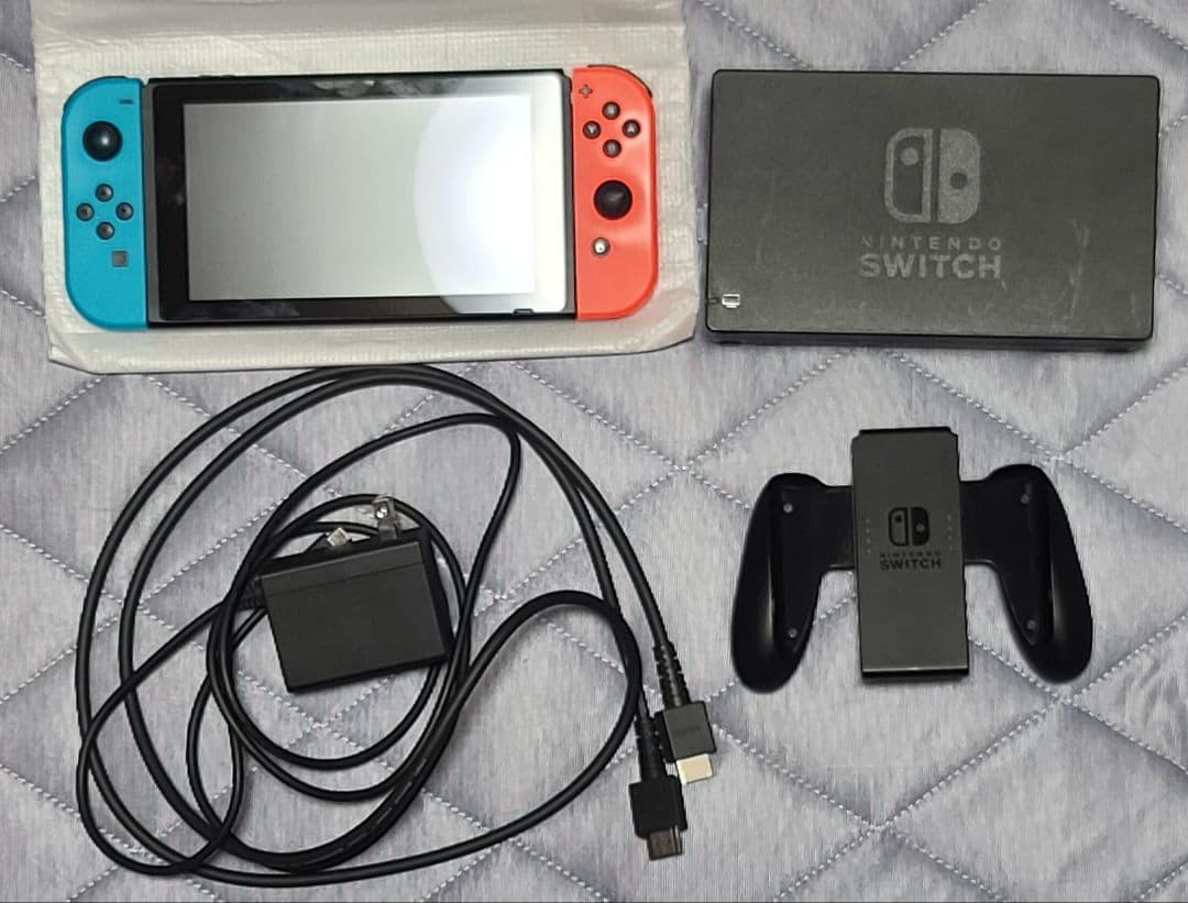 青と赤のJoy-Con付きNintendo Switch本体 箱無し