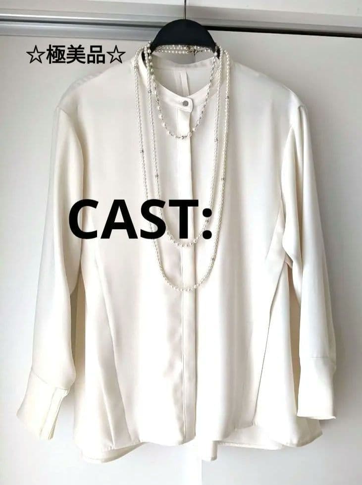 【極美品】CAST:　キャスト　ホワイト　ボタンアップシャツ　フレア　リブ袖　S 着用しわ軽減/吸水速乾】バックボタンブラウス(トップス)｜CAST
