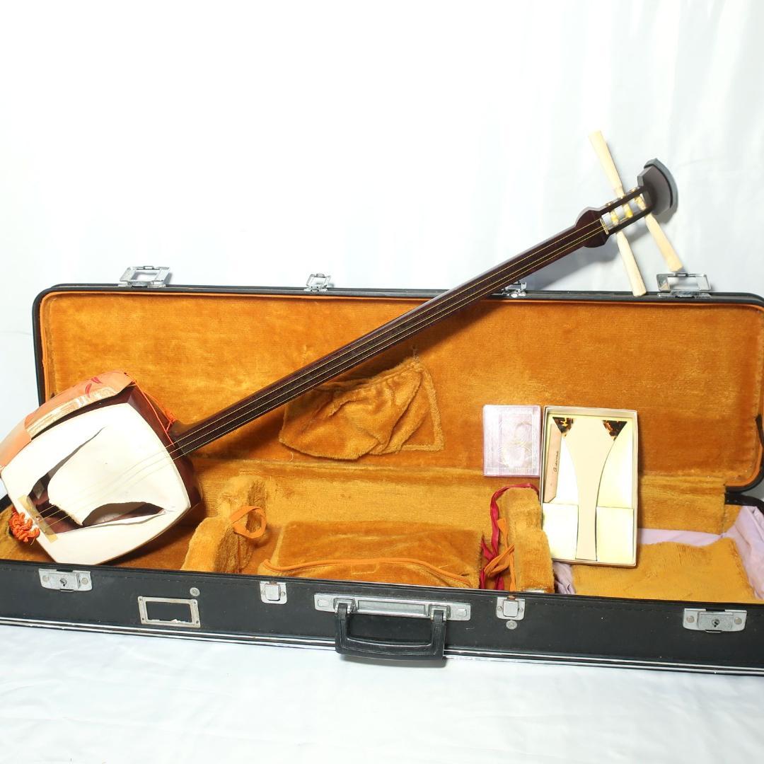 三味線 綾杉胴 中棹 二本溝 天然素材糸巻き ハードケース付 鼈甲 撥 付属