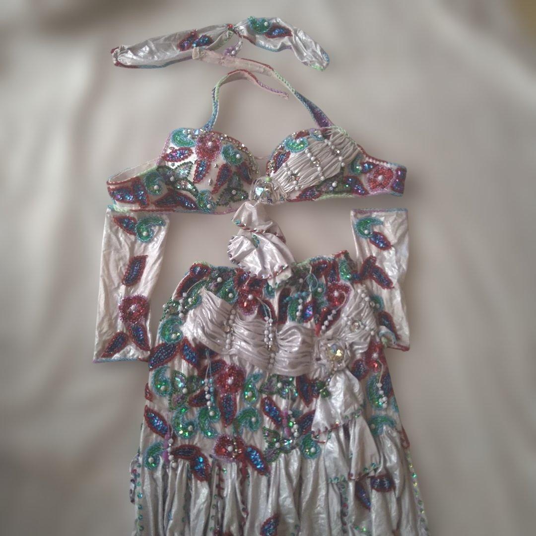 【ラプンツェル様】ベリーダンス衣装　中古　セット　白地に赤、青　多色ビーズ刺繍