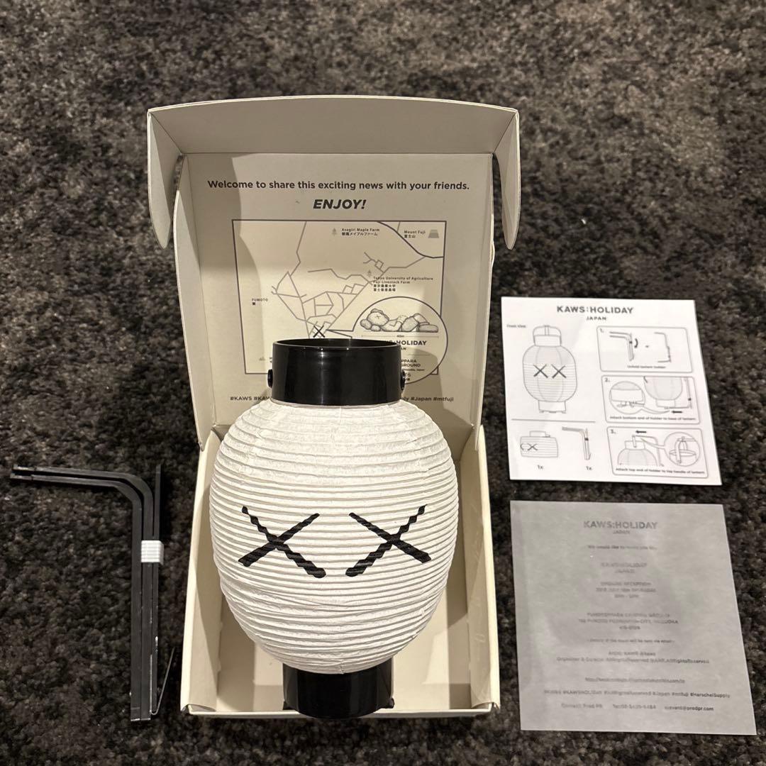 B 非売品 KAWS : HOLIDAY JAPAN 招待状 提灯 (白)