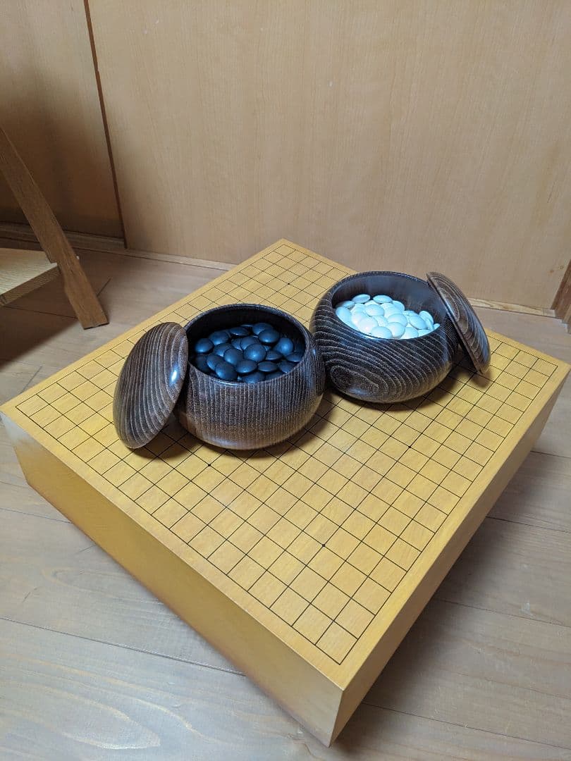 囲碁セット 4寸　脚付き　へそ付き　 蛤石　那智黒　碁笥セット 楽天市場】囲碁セット 新桂4寸足付碁盤セット(蛤碁石25号・木製碁笥栗