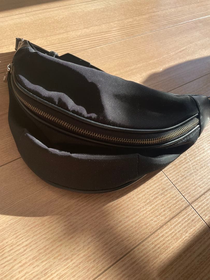 UGG ブラック ボディバッグ・ウエストポーチ