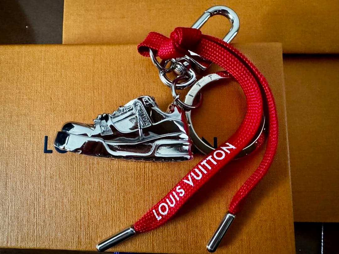 け*け様 正規美品 ルイヴィトンLV トレーナーシルバーメタルキーホルダー 赤リ