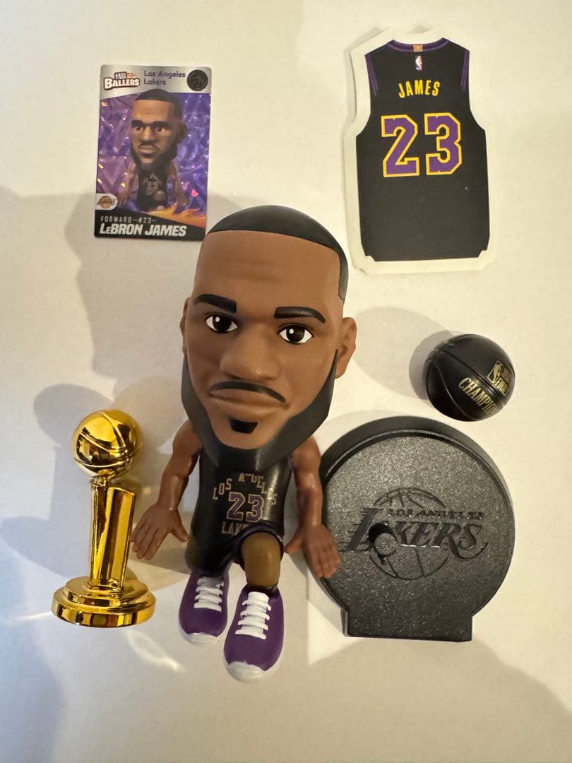 NBA BALLERS 5サプライズ　レブロンジェームズ サイレンサー NBA BALLERS レブロン ジェームズ フィギュア ZURU 5サプライズ - メルカリ
