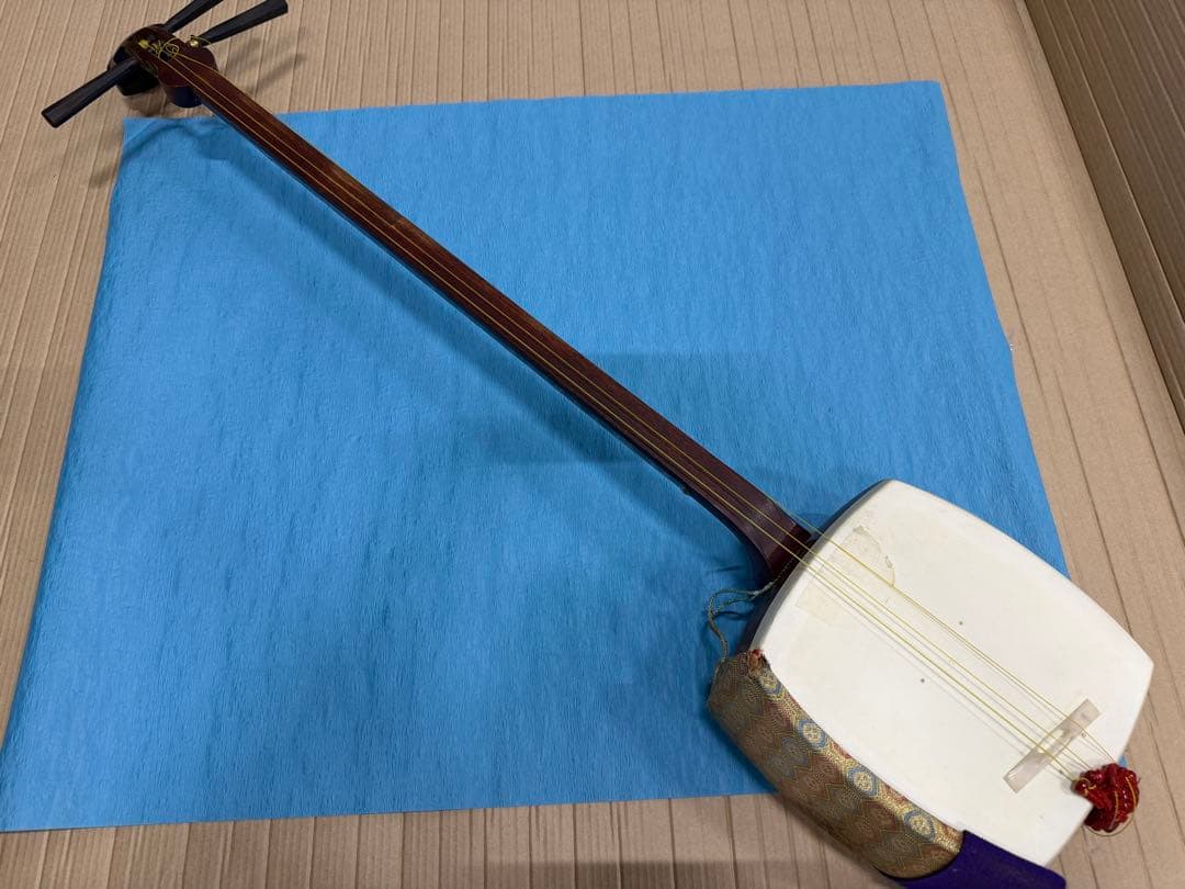 ケース付き三味線 本体 皮破れ 伝統的な模様の布装飾　棹継ぎ有 撥胴掛け教本付き