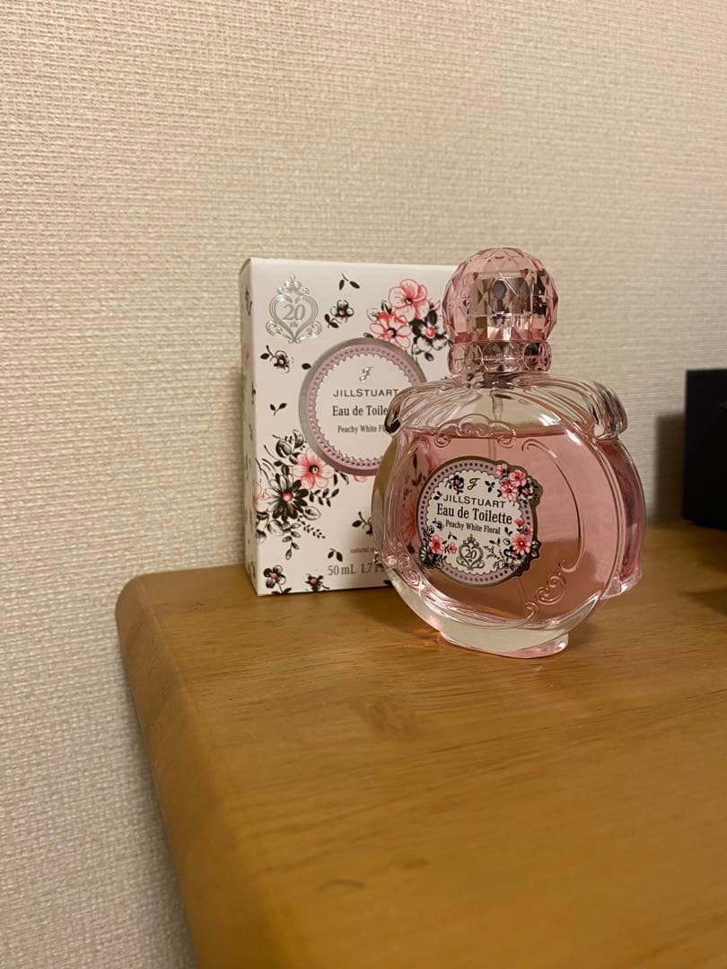 ジルスチュアート ピーチー ホワイトフローラル オードトワレ 50ml ジルスチュアート ピーチー ホワイトフローラル オードトワレ