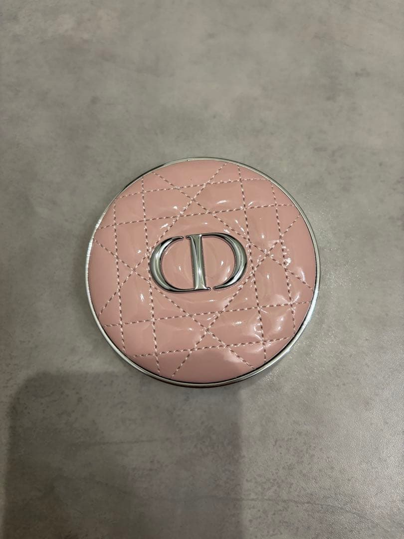 Dior クッション下地とケースのセット Dior クッション下地とケースのセット - メルカリ