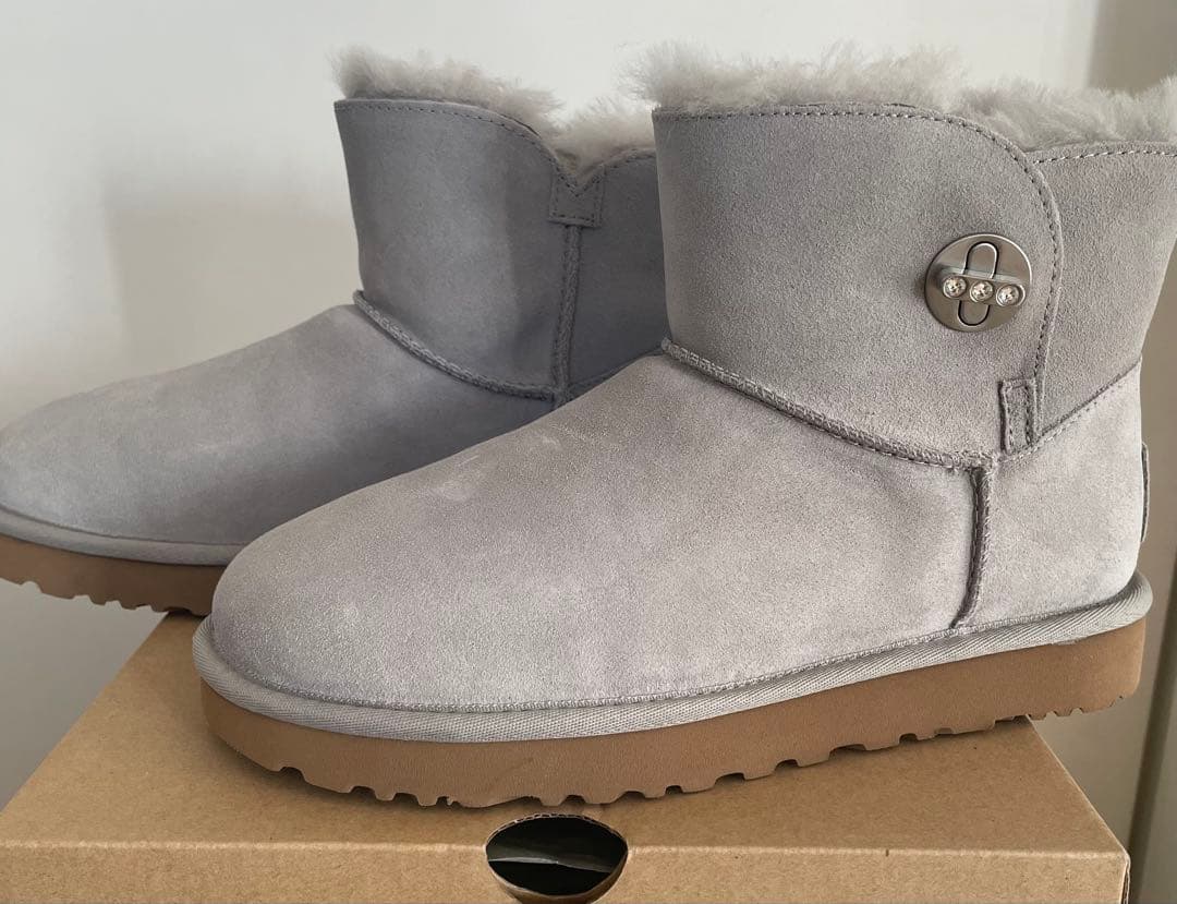 美品UGGムートンブーツ グレー7 スワロフスキーWOTERRESISTANT