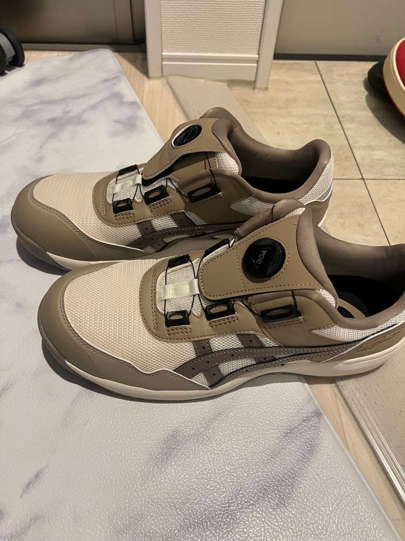 アシックス　安全靴　限定色　ベージュ